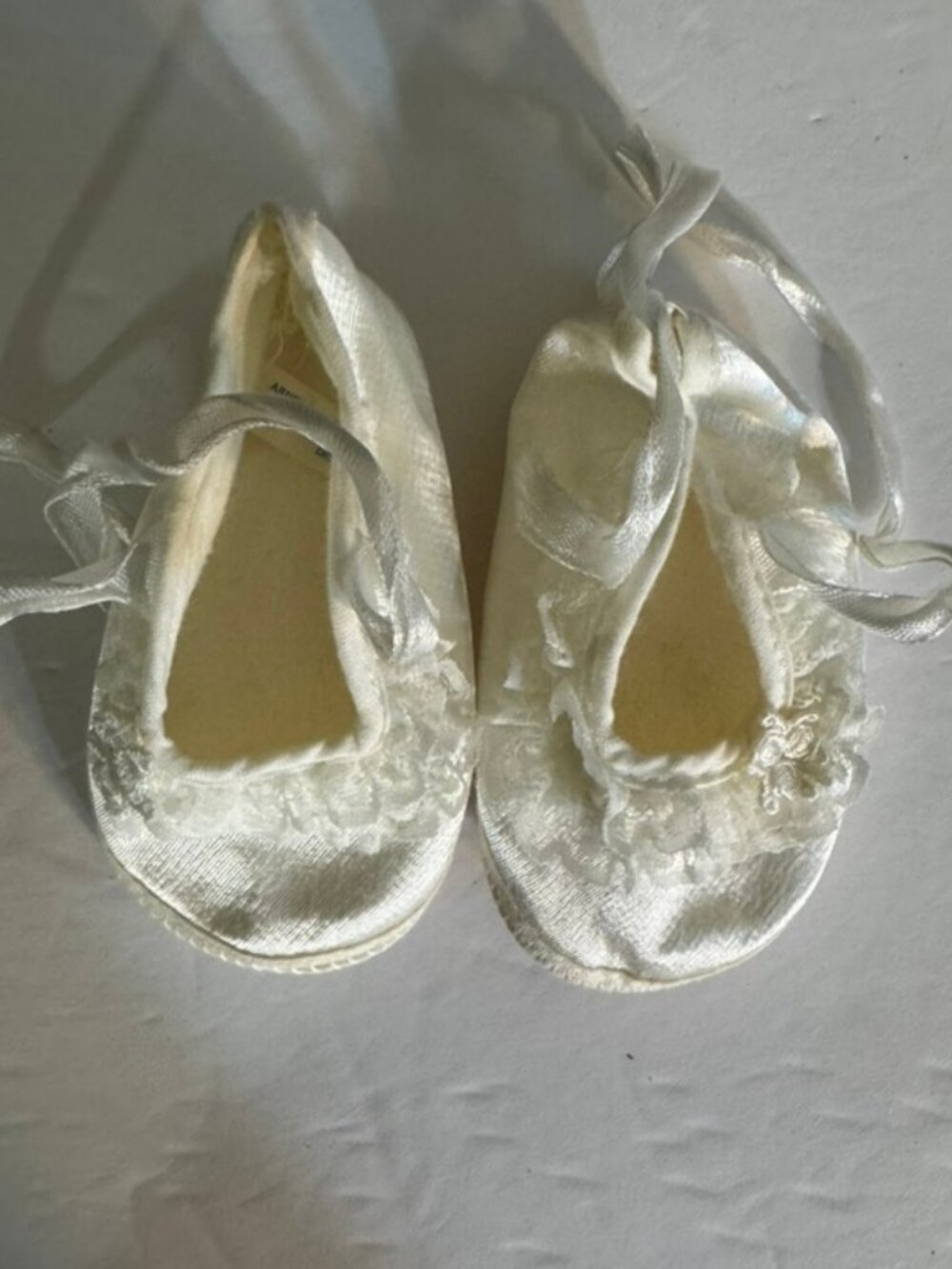 VTG ARNOLD BABY SHOE CO. WHITE SATIN, RIBBON & LACE TRIM BABY SHOES SZ  1